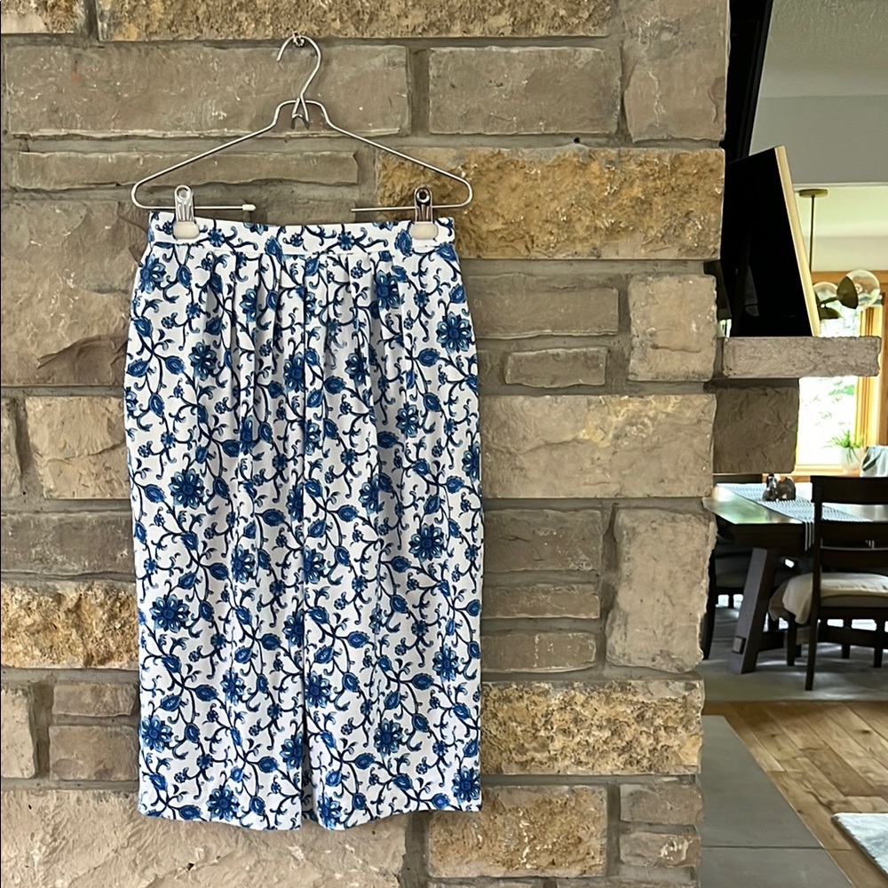 Vintage Floral Blue and White Skirt with Pockets! Size 12